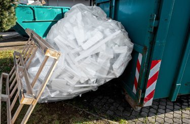 gennemsigtig-sæk-med-flamingo-står-opad-grøn-container