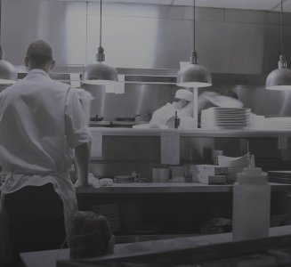 Mann in einer Restaurantküche