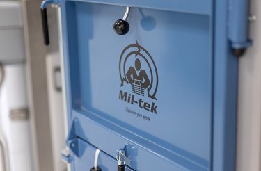 Elektrische Ballenpresse mit blauer Tür