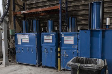 Vier Mil-tek Ballenpressen 2205 in einer Industrieanlage