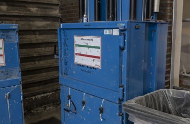 Ballenpresse 2306 mit weißem Schild in industrieller Umgebung