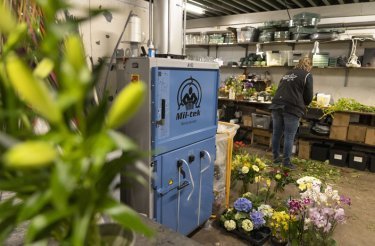 Blaue Ballenpresse A102 in einem Blumengeschäft