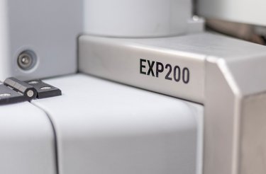 Nahaufnahme einer elektrischen Mischabfallpresse mit Modellbezeichnung