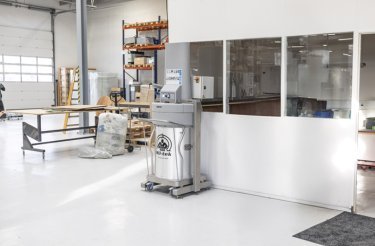 Elektrische Mischabfallpresse aus leicht schräger Seitenperspektive
