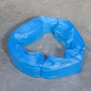 Blauer Infinity-Sack XL mit verdichtetem Kunststoffmaterial