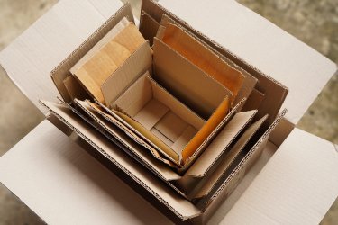 Kartonagen für das Recycling vorbereiten